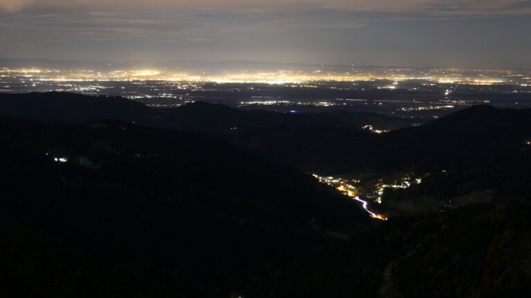 Dieses Bild zeigt eine Webcam-Aufnahme vom Achertal, aufgenommen am Freitag, den 31.10.2025 um 22:30 Uhr. Die Temperatur betrug 11°C.