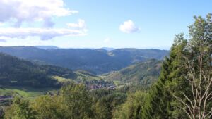Dieses Bild zeigt eine Webcam-Aufnahme vom Achertal, aufgenommen am Montag, den 12.10.2026 um 12:00 Uhr. Die Temperatur betrug 13.8°C.