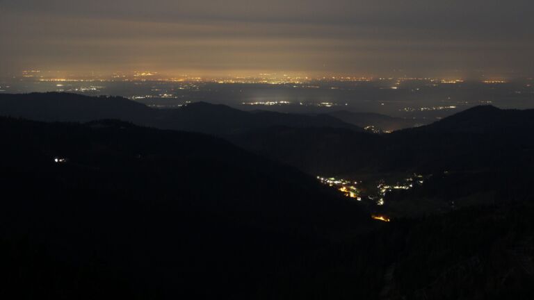 Dieses Bild zeigt eine Webcam-Aufnahme vom Achertal, aufgenommen am Sonntag, den 08.03.2026 um 04:00 Uhr. Die Temperatur betrug 9.4°C.