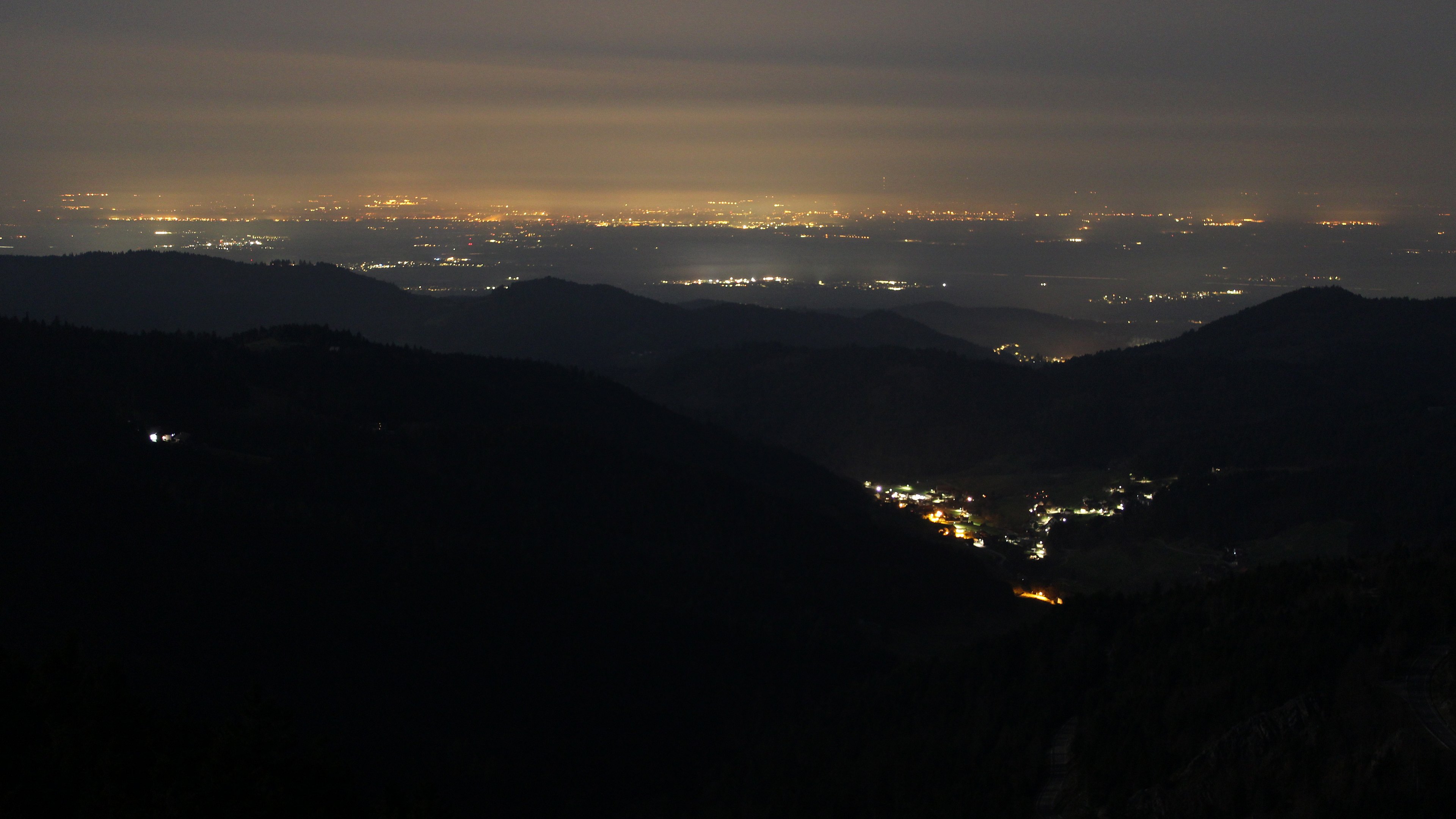Dieses Bild zeigt eine Webcam-Aufnahme vom Achertal, aufgenommen am Sonntag, den 08.03.2026 um 04:00 Uhr. Die Temperatur betrug 9.4°C.