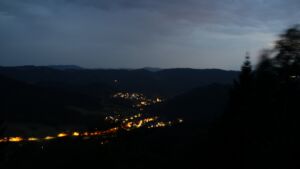 Dieses Bild zeigt eine Webcam-Aufnahme vom Achertal, aufgenommen am Montag, den 03.08.2026 um 21:50 Uhr. Die Temperatur betrug 29.1°C.