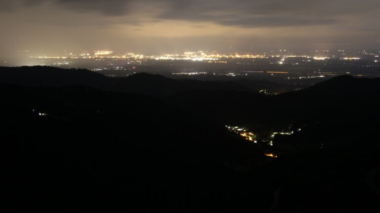 Dieses Bild zeigt eine Webcam-Aufnahme vom Achertal, aufgenommen am Freitag, den 12.09.2025 um 02:00 Uhr. Die Temperatur betrug 10.5°C.