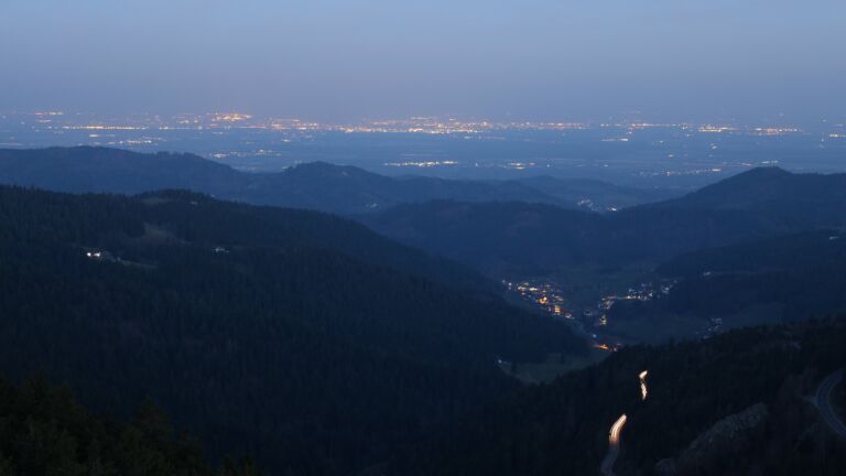 Dieses Bild zeigt eine Webcam-Aufnahme vom Achertal, aufgenommen am Freitag, den 20.03.2026 um 05:50 Uhr. Die Temperatur betrug 2.2°C.