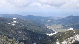 Dieses Bild zeigt eine Webcam-Aufnahme vom Achertal, aufgenommen am Sonntag, den 29.03.2026 um 13:20 Uhr. Die Temperatur betrug 2.4°C.