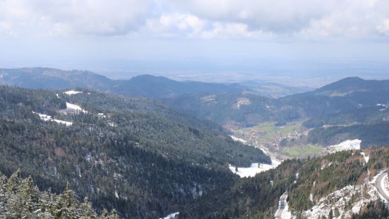 Dieses Bild zeigt eine Webcam-Aufnahme vom Achertal, aufgenommen am Sonntag, den 29.03.2026 um 13:20 Uhr. Die Temperatur betrug 2.4°C.