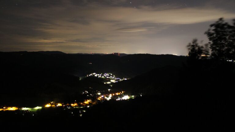 Dieses Bild zeigt eine Webcam-Aufnahme vom Achertal, aufgenommen am Freitag, den 18.09.2026 um 02:30 Uhr. Die Temperatur betrug 13.2°C.
