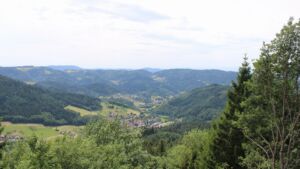 Dieses Bild zeigt eine Webcam-Aufnahme vom Achertal, aufgenommen am Dienstag, den 07.07.2026 um 14:30 Uhr. Die Temperatur betrug 28.2°C.