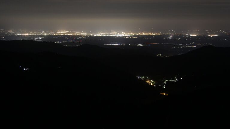 Dieses Bild zeigt eine Webcam-Aufnahme vom Achertal, aufgenommen am Montag, den 04.08.2025 um 02:30 Uhr. Die Temperatur betrug 10.6°C.