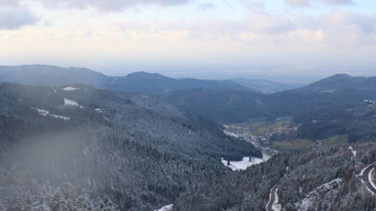 Dieses Bild zeigt eine Webcam-Aufnahme vom Achertal, aufgenommen am Freitag, den 21.11.2025 um 14:40 Uhr. Die Temperatur betrug -5.4°C.