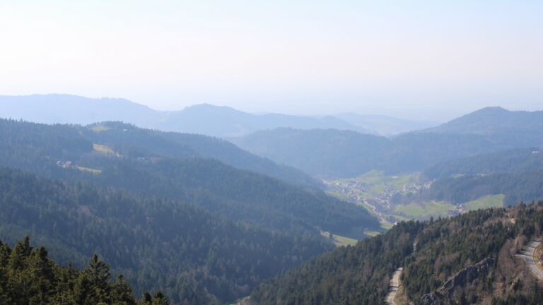 Dieses Bild zeigt eine Webcam-Aufnahme vom Achertal, aufgenommen am Freitag, den 20.03.2026 um 15:00 Uhr. Die Temperatur betrug 9.8°C.