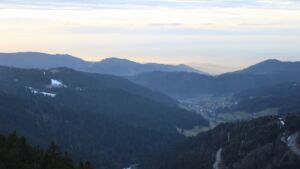 Dieses Bild zeigt eine Webcam-Aufnahme vom Achertal, aufgenommen am Sonntag, den 01.02.2026 um 17:00 Uhr. Die Temperatur betrug 2.1°C.