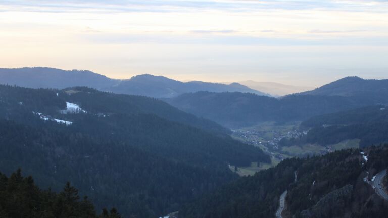 Dieses Bild zeigt eine Webcam-Aufnahme vom Achertal, aufgenommen am Sonntag, den 01.02.2026 um 17:00 Uhr. Die Temperatur betrug 2.1°C.