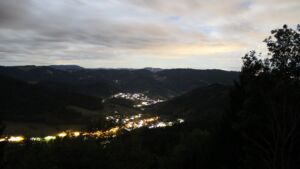 Dieses Bild zeigt eine Webcam-Aufnahme vom Achertal, aufgenommen am Freitag, den 28.08.2026 um 22:30 Uhr. Die Temperatur betrug 16.4°C.