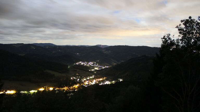 Dieses Bild zeigt eine Webcam-Aufnahme vom Achertal, aufgenommen am Freitag, den 28.08.2026 um 22:30 Uhr. Die Temperatur betrug 16.4°C.