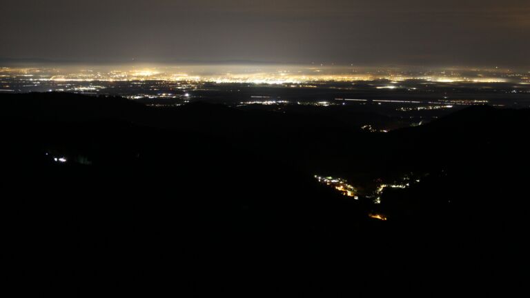 Dieses Bild zeigt eine Webcam-Aufnahme vom Achertal, aufgenommen am Freitag, den 31.10.2025 um 05:20 Uhr. Die Temperatur betrug 8.5°C.