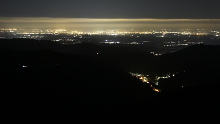 Dieses Bild zeigt eine Webcam-Aufnahme vom Achertal, aufgenommen am Dienstag, den 14.10.2025 um 22:00 Uhr. Die Temperatur betrug 6.3°C.