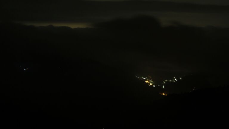 Dieses Bild zeigt eine Webcam-Aufnahme vom Achertal, aufgenommen am Mittwoch, den 20.08.2025 um 23:30 Uhr. Die Temperatur betrug 13.9°C.