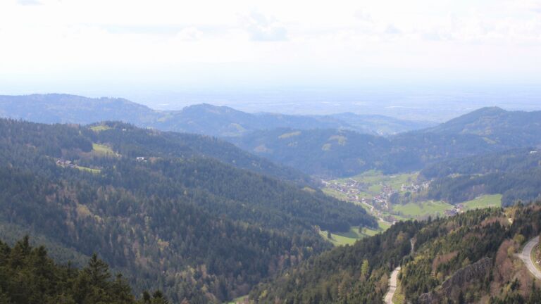 Dieses Bild zeigt eine Webcam-Aufnahme vom Achertal, aufgenommen am Donnerstag, den 16.04.2026 um 16:10 Uhr. Die Temperatur betrug 12.1°C.