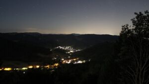 Dieses Bild zeigt eine Webcam-Aufnahme vom Achertal, aufgenommen am Freitag, den 07.08.2026 um 03:00 Uhr. Die Temperatur betrug 16.7°C.