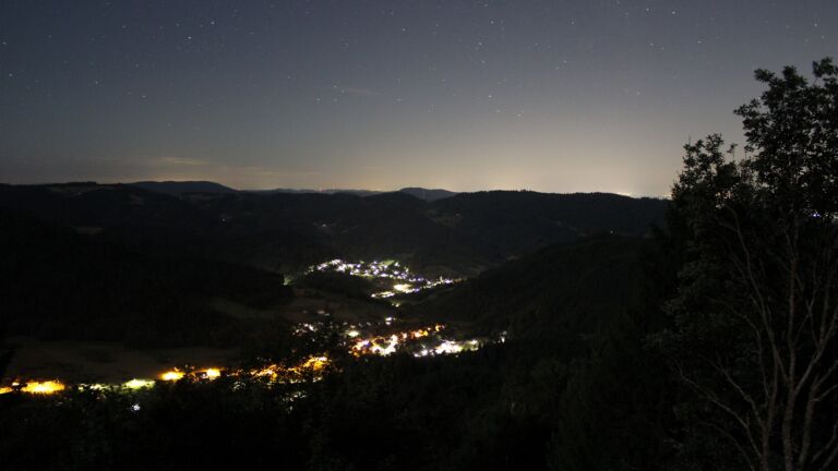 Dieses Bild zeigt eine Webcam-Aufnahme vom Achertal, aufgenommen am Freitag, den 07.08.2026 um 03:00 Uhr. Die Temperatur betrug 16.7°C.