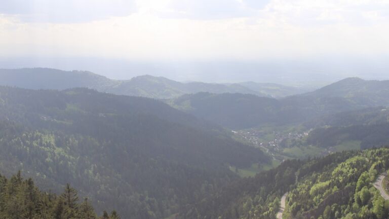 Dieses Bild zeigt eine Webcam-Aufnahme vom Achertal, aufgenommen am Samstag, den 03.05.2025 um 17:30 Uhr. Die Temperatur betrug 17°C.