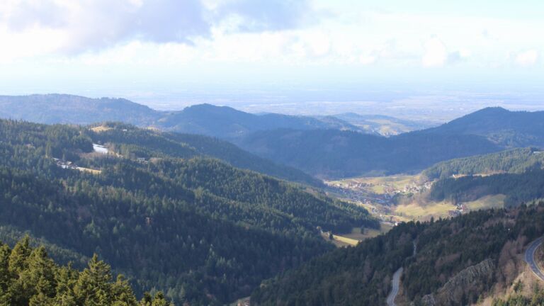 Dieses Bild zeigt eine Webcam-Aufnahme vom Achertal, aufgenommen am Samstag, den 07.02.2026 um 13:40 Uhr. Die Temperatur betrug 10.2°C.