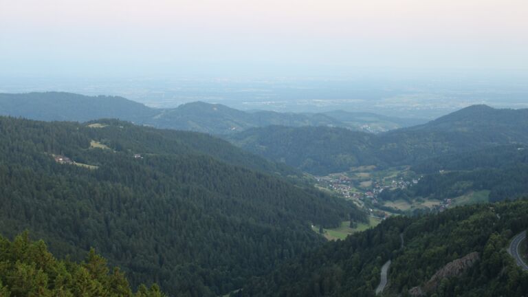 Dieses Bild zeigt eine Webcam-Aufnahme vom Achertal, aufgenommen am Freitag, den 20.06.2025 um 05:30 Uhr. Die Temperatur betrug 13.3°C.