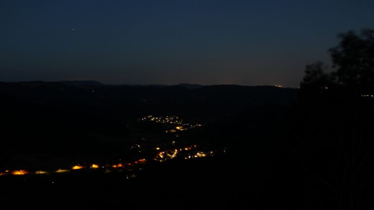 Dieses Bild zeigt eine Webcam-Aufnahme vom Achertal, aufgenommen am Freitag, den 07.08.2026 um 05:00 Uhr. Die Temperatur betrug 16°C.