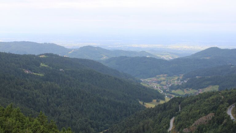 Dieses Bild zeigt eine Webcam-Aufnahme vom Achertal, aufgenommen am Mittwoch, den 16.07.2025 um 10:10 Uhr. Die Temperatur betrug 12°C.