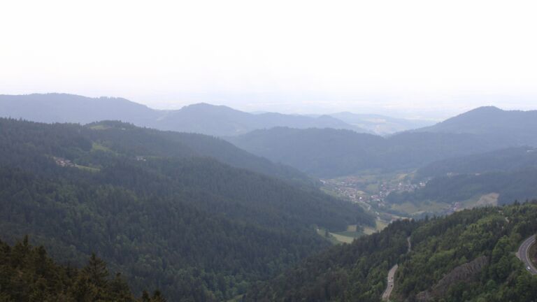Dieses Bild zeigt eine Webcam-Aufnahme vom Achertal, aufgenommen am Samstag, den 17.05.2025 um 16:40 Uhr. Die Temperatur betrug 9.6°C.