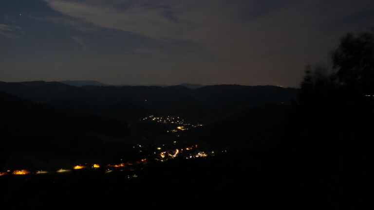 Dieses Bild zeigt eine Webcam-Aufnahme vom Achertal, aufgenommen am Sonntag, den 02.08.2026 um 04:40 Uhr. Die Temperatur betrug 18.6°C.