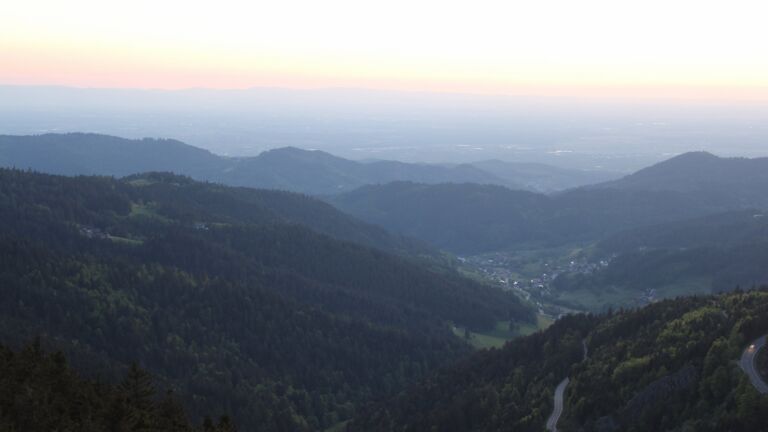 Dieses Bild zeigt eine Webcam-Aufnahme vom Achertal, aufgenommen am Samstag, den 10.05.2025 um 21:10 Uhr. Die Temperatur betrug 10.5°C.