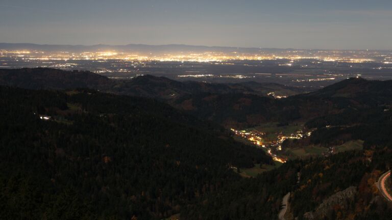 Dieses Bild zeigt eine Webcam-Aufnahme vom Achertal, aufgenommen am Dienstag, den 04.11.2025 um 21:30 Uhr. Die Temperatur betrug 12.9°C.