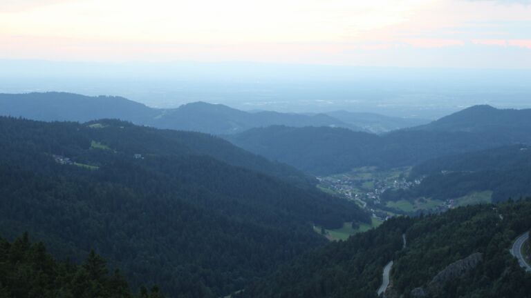 Dieses Bild zeigt eine Webcam-Aufnahme vom Achertal, aufgenommen am Dienstag, den 29.07.2025 um 21:10 Uhr. Die Temperatur betrug 13°C.