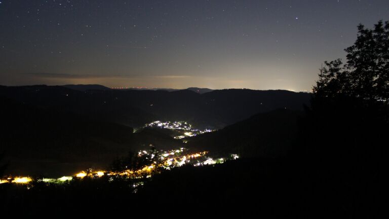 Dieses Bild zeigt eine Webcam-Aufnahme vom Achertal, aufgenommen am Mittwoch, den 08.07.2026 um 23:40 Uhr. Die Temperatur betrug 19.8°C.