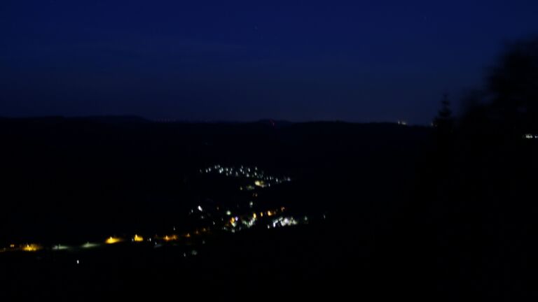 Dieses Bild zeigt eine Webcam-Aufnahme vom Achertal, aufgenommen am Samstag, den 11.07.2026 um 04:10 Uhr. Die Temperatur betrug 21.2°C.