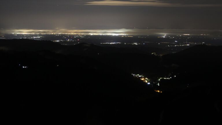 Dieses Bild zeigt eine Webcam-Aufnahme vom Achertal, aufgenommen am Freitag, den 29.08.2025 um 04:50 Uhr. Die Temperatur betrug 9.9°C.