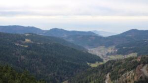 Dieses Bild zeigt eine Webcam-Aufnahme vom Achertal, aufgenommen am Donnerstag, den 04.12.2025 um 13:30 Uhr. Die Temperatur betrug 2.7°C.