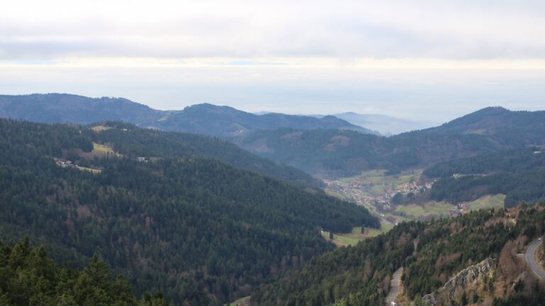 Dieses Bild zeigt eine Webcam-Aufnahme vom Achertal, aufgenommen am Donnerstag, den 04.12.2025 um 13:30 Uhr. Die Temperatur betrug 2.7°C.