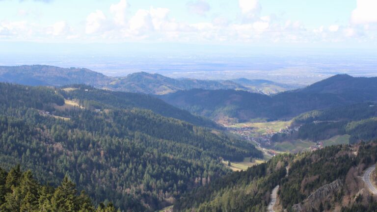 Dieses Bild zeigt eine Webcam-Aufnahme vom Achertal, aufgenommen am Sonntag, den 01.03.2026 um 12:50 Uhr. Die Temperatur betrug 8.3°C.