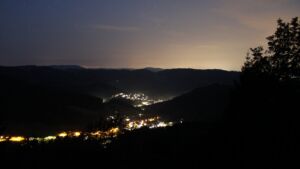 Dieses Bild zeigt eine Webcam-Aufnahme vom Achertal, aufgenommen am Samstag, den 18.07.2026 um 04:00 Uhr. Die Temperatur betrug 16.1°C.