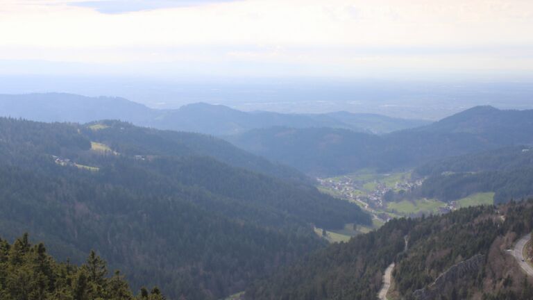 Dieses Bild zeigt eine Webcam-Aufnahme vom Achertal, aufgenommen am Sonntag, den 05.04.2026 um 17:00 Uhr. Die Temperatur betrug 10.5°C.