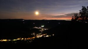 Dieses Bild zeigt eine Webcam-Aufnahme vom Achertal, aufgenommen am Donnerstag, den 15.10.2026 um 19:50 Uhr. Die Temperatur betrug 15.8°C.