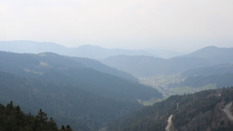 Dieses Bild zeigt eine Webcam-Aufnahme vom Achertal, aufgenommen am Samstag, den 21.03.2026 um 15:50 Uhr. Die Temperatur betrug 6.6°C.