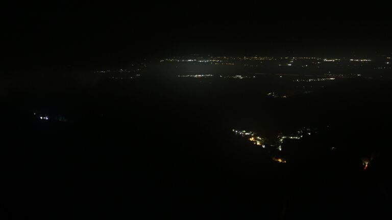 Dieses Bild zeigt eine Webcam-Aufnahme vom Achertal, aufgenommen am Dienstag, den 21.10.2025 um 02:30 Uhr. Die Temperatur betrug 8.2°C.