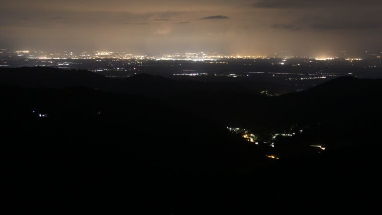 Dieses Bild zeigt eine Webcam-Aufnahme vom Achertal, aufgenommen am Freitag, den 01.08.2025 um 03:30 Uhr. Die Temperatur betrug 13.4°C.
