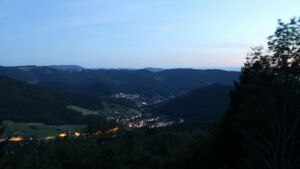 Dieses Bild zeigt eine Webcam-Aufnahme vom Achertal, aufgenommen am Montag, den 06.07.2026 um 22:20 Uhr. Die Temperatur betrug 21.8°C.