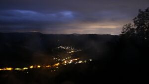 Dieses Bild zeigt eine Webcam-Aufnahme vom Achertal, aufgenommen am Freitag, den 12.06.2026 um 22:40 Uhr. Die Temperatur betrug 12.9°C.
