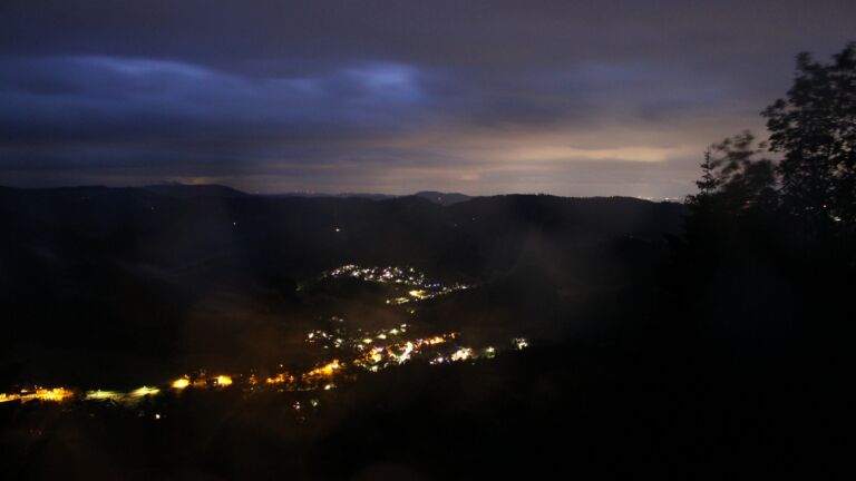 Dieses Bild zeigt eine Webcam-Aufnahme vom Achertal, aufgenommen am Freitag, den 12.06.2026 um 22:40 Uhr. Die Temperatur betrug 12.9°C.