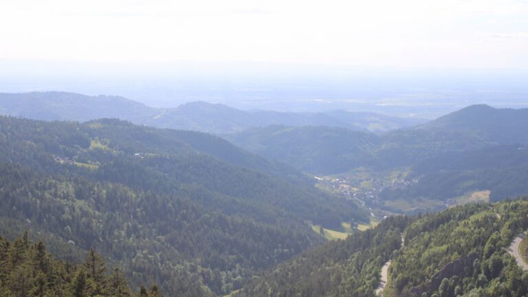 Dieses Bild zeigt eine Webcam-Aufnahme vom Achertal, aufgenommen am Freitag, den 23.05.2025 um 17:30 Uhr. Die Temperatur betrug 7.6°C.
